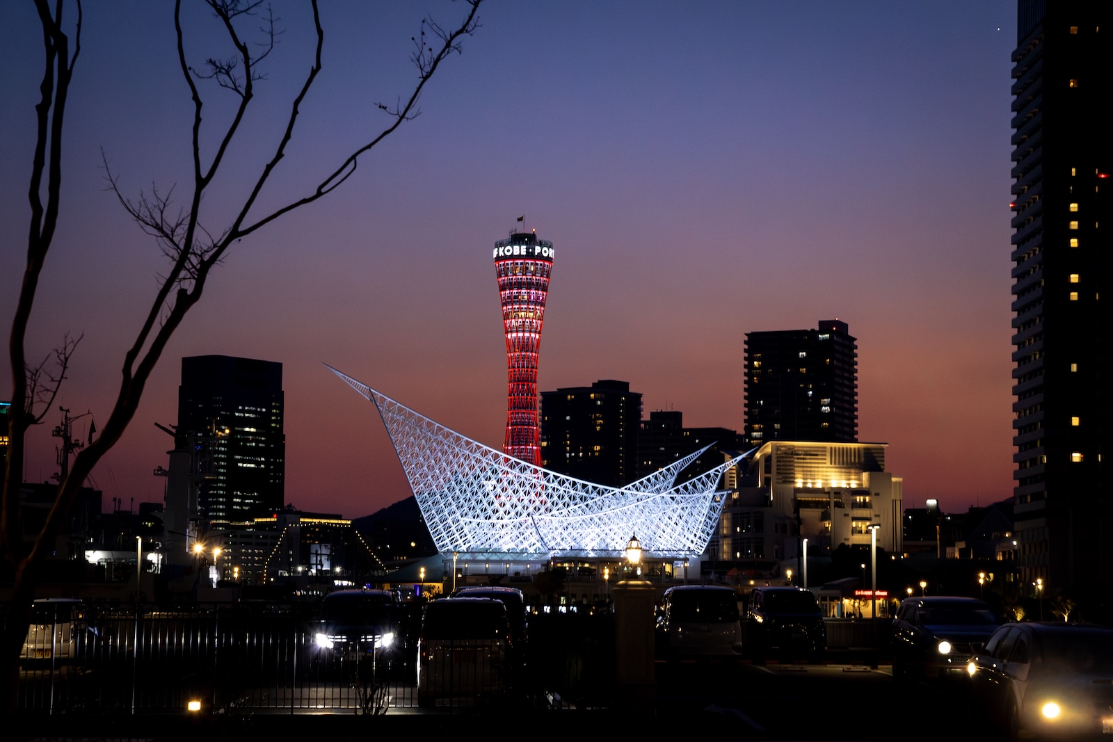 ポートタワー・モザイクを中央に据えた神戸の夜景画像