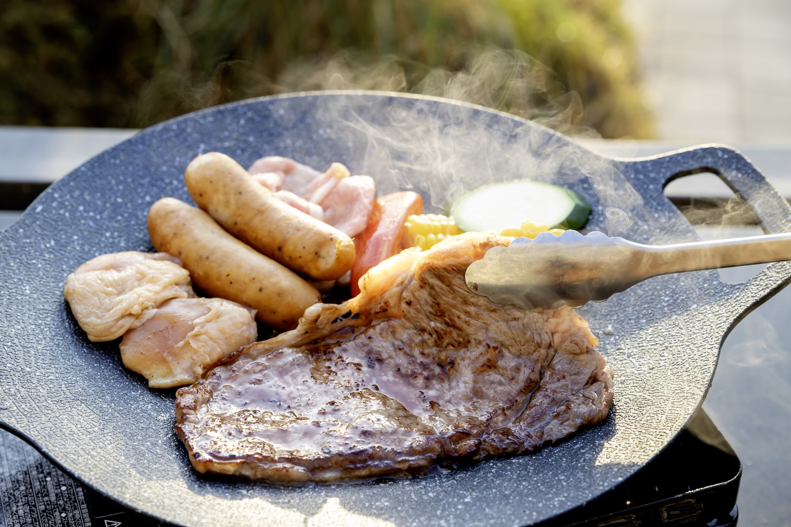 テラス席で肉を焼く画像