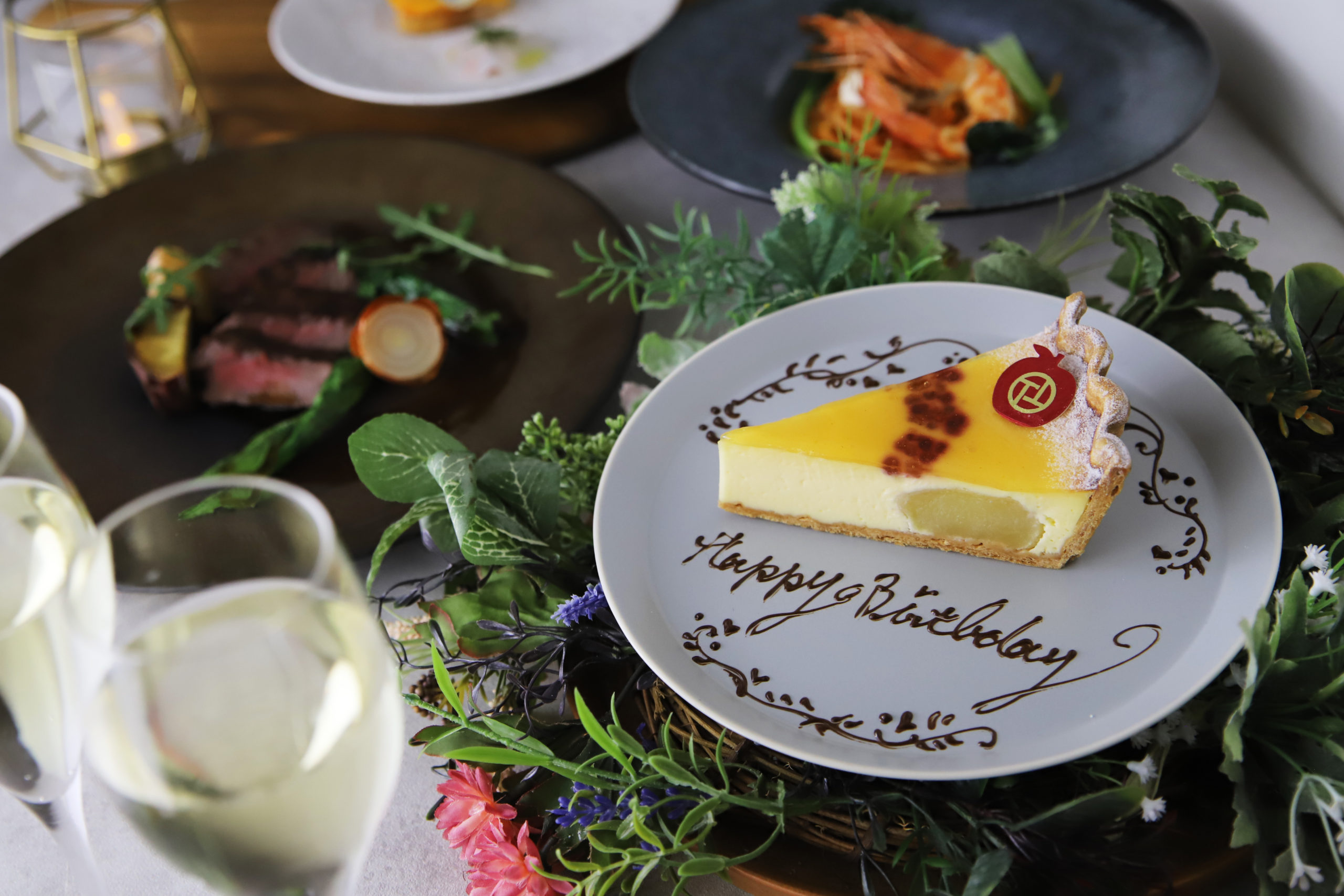 お誕生日や記念日のお祝いに。ルーフトップテラスのお庭をご覧いただき