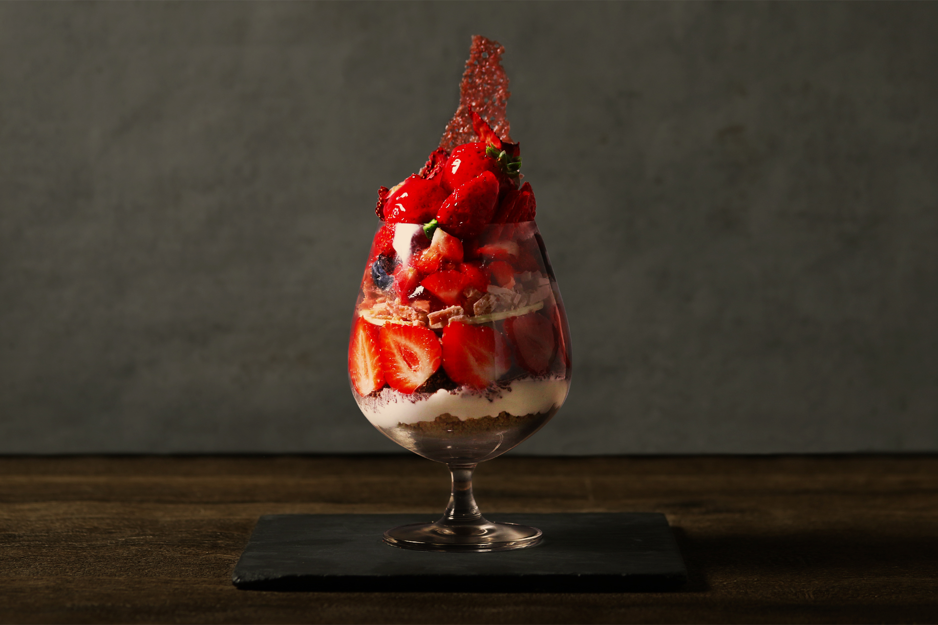 贅沢夜パフェの新作『1ダースの”あまおう”とマスカルポーネのパフェ